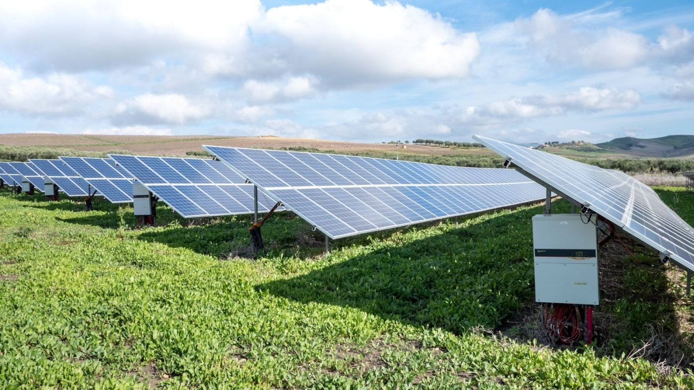 Usina solar fotovoltaica com painéis instalados sobre estrutura em solo, ilustrando um sistema de geração de energia solar